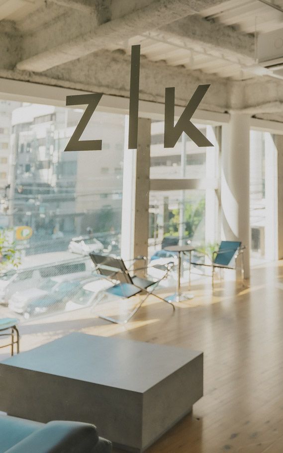 ZIKのオフィス。ガラス越しにロゴと執務スペースが見える